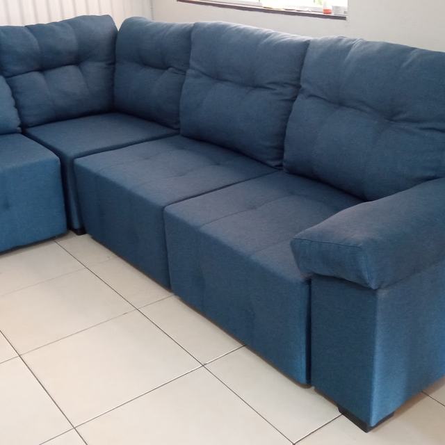 Sofá de canto azul com assentos e encostos em gomos